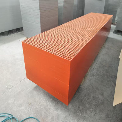เครือสีส้มขนาด Mesh 40x40 ความสูง 50mm ขนาดแผ่น 1007x4040mm, พื้นผิวคอนกาว. เหมาะสําหรับทางเดินหรือทางเดินโรงงานน้ํา