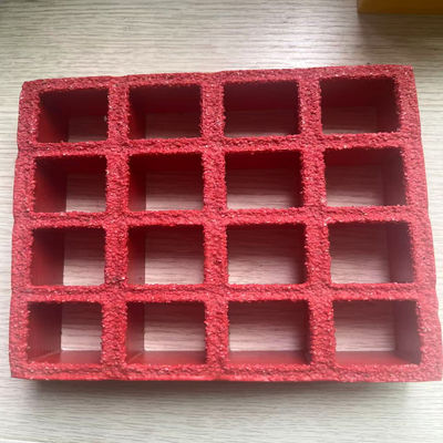 ขนาด Mesh 38x38mm, FRP ตัดกรอบสีแดง., พื้นที่ต้านการลื่นที่มีทรายบนพื้นผิว. ผลงานที่ดีมากสําหรับล้างรถและสถานที่ทํางานอื่น ๆ