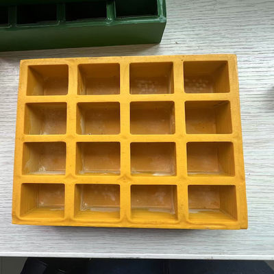 ขนาด Mesh 38x38mm, FRP ตัดกรอบสีเหลือง., พื้นที่เรียบที่มีฝาปิดด้านหนึ่ง. ผลงานที่ดีที่สุดสําหรับการเดิน