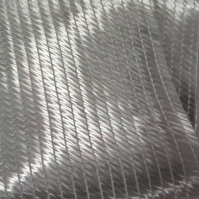สายใยกระจก เนื้อผ้าหลายแกน ± 45 ° 1200g ต่อตารางเมตร ผลงานที่ดีต่อความแข็งแรงในการดึงและชื้นง่ายจากพยาธิสําหรับ FRP เรือและอุตสาหกรรมพลังลม