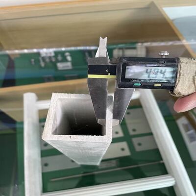 ท่อ FRP สี่เหลี่ยมอเนกประสงค์ ผลิตจากเรซินโพลีเอสเตอร์อีพอกซีและฟีนอลิก ให้ความเป็นฉนวนไฟฟ้าและความทนทาน