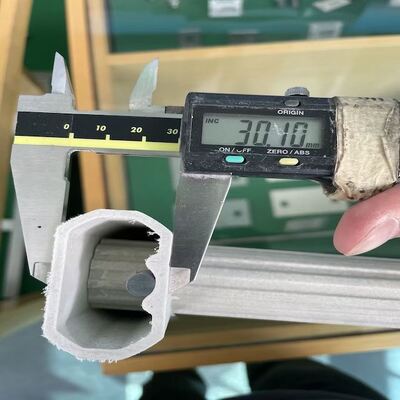 โปรไฟล์รูปร่างผิดปกติ FRP ที่มีโครงสร้างเบา ความแข็งแรงสูงและคุณสมบัติต่อต้านการกัดกร่อนที่ดี